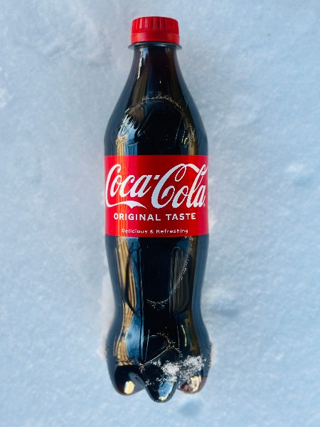 coca cola original i snön