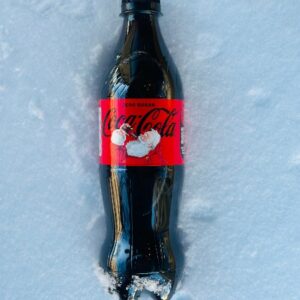 coca cola zero ligger i snö