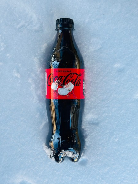 coca cola zero ligger i snö