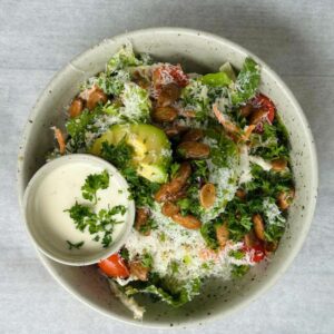 kålcaesar med avokado